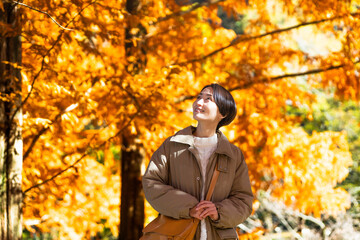 紅葉を楽しむ女性　ライフスタイルイメージ