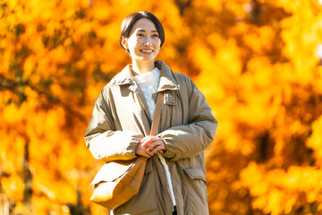 紅葉を楽しむ女性　ライフスタイルイメージ