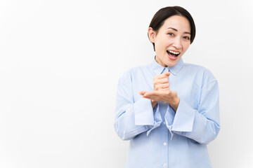 長袖シャツを着ている女性