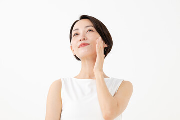 Naklejka premium 白い背景の前で笑顔のミドル女性