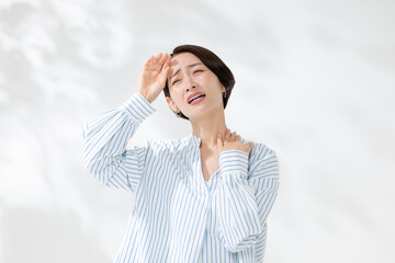 暑さで困る女性