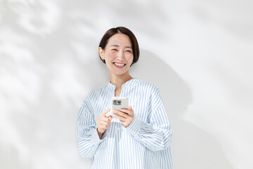 スマホを操作する女性