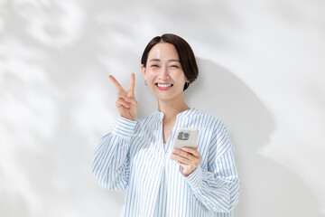 スマホを持つ女性