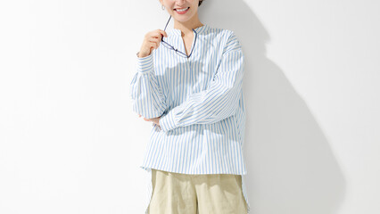 メガネを持つ女性