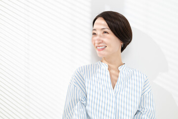 窓辺に立つ女性