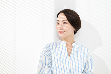 カジュアルな服装の女性