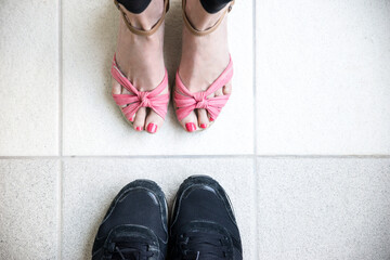 Frauenschuhe und Männerschuhe