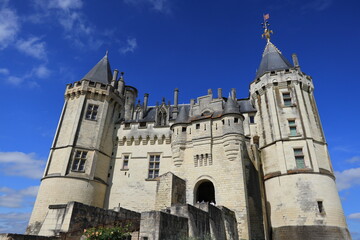 Fototapeta premium Châteaux de la Loire, façade du château de Saumur, célèbre monument historique français dans le Maine-et-Loire, avec ses tours imposantes (France)