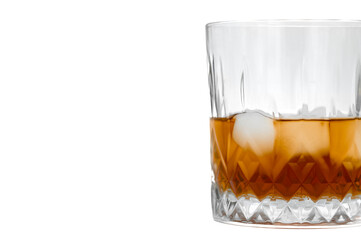 Whisky z lodem w szklance do whisky izolowana na bbiałym tle