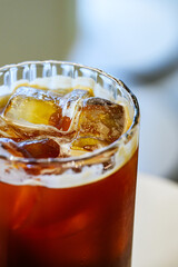 투명 유리잔에 담긴 아이스 커피 클로즈업 컷