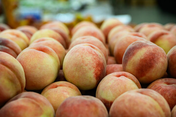 규칙적으로 쌓은 복숭아들의 측면 컷