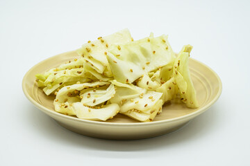 흰색 접시 위에 담은 양배추 샐러드 