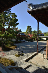 秋の等持院　霊光殿からの方丈南庭(京都市北区)　