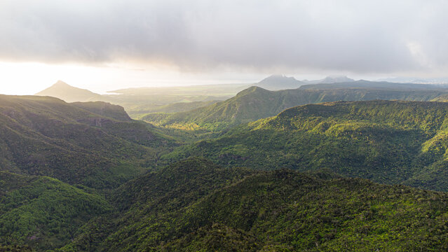 Luftaufnahme des tropischen Regenwaldes in den Bergen von Mauritius bei Sonnenuntergang