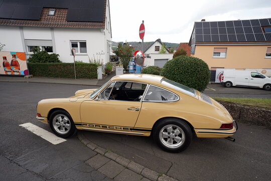 Porsche 911 oder 912 F-Modell Sportwagen und Coup&eacute; der Sechzigerjahre in Beige oder Khaki am 26.07.2025 beim Oldtimertreffen Golden Oldies in Wettenberg Krofdorf-Gleiberg bei Gie&szlig;en in Hessen