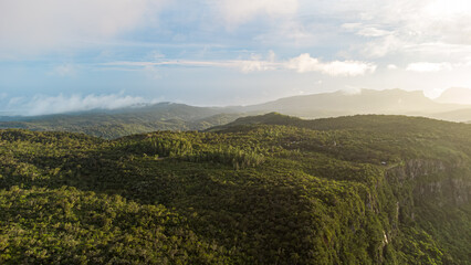 Luftaufnahme des tropischen Regenwaldes in den Bergen von Mauritius bei Sonnenuntergang