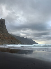 Obraz premium black sand beach between volcanic rocks