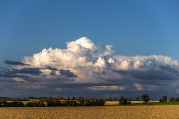 Große Wolken vor blauem Himmel