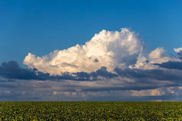 Große Wolken vor blauem Himmel