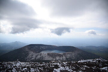 韓国岳から望む大浪池