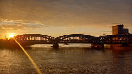 Brücke im Sonnenuntergang, Hamburg, Deutschland