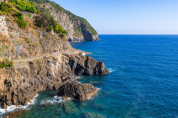 A photo of a cliff on the ocean