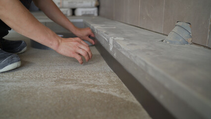 Applying damper tape to the floor for pouring the floor.