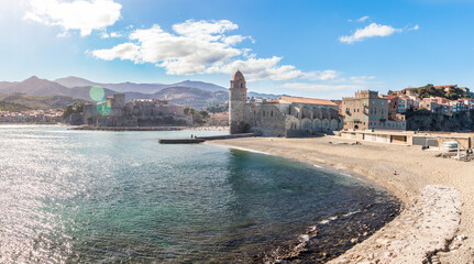 L'église Notre-Dame-des-Anges de Collioure au bord de la mer méditerrannée.