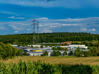 Strommasten im Industriegebiet
