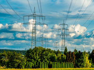 Hochspannungsmasten im Feld
