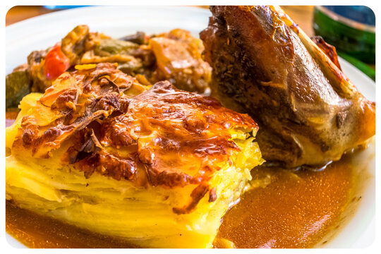 Souris d&rsquo;agneau et feuillet&eacute; de pommes de terre