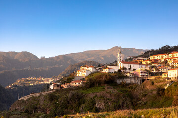 Aussicht auf das Bergdorf Faial im Morgenlicht, Madeira