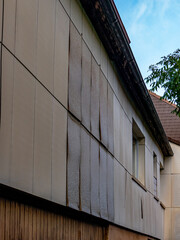 Beschädigte Wandverkleidung aus Asbest