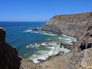 Brandung in Bucht an der Algarveküste