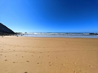 Fußspuren im Sandstrand der Algarve