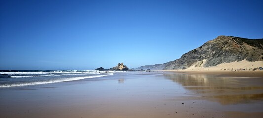 Weitsicht am Strand der Algarve
