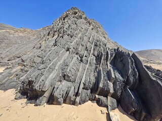 Hochkante verwerfungen im Gestein der Algarve