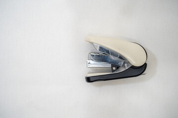 白い背景にホッチキスを配置