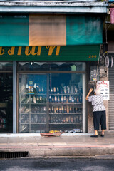 가게를 여는 노인