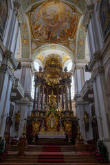 Altar mit goldener Verzierung