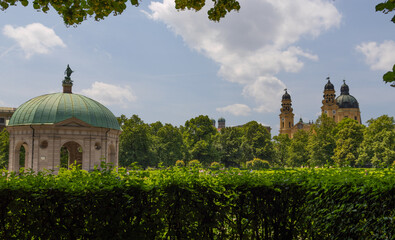 Parklandschaft mit grünen Bäumen und einem Gebäude