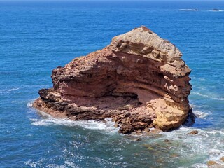 Kleine Felsinsel vor der Algarveküste