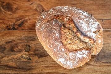 ein mischbrot auf einem holztisch