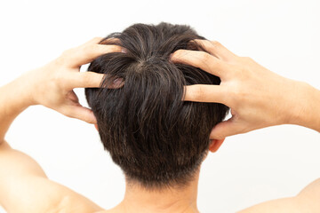 Fototapeta premium 頭皮マッサージをする男性の後ろ姿 白バック