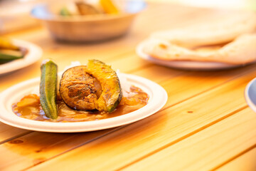 アウトドアキッチンで楽しむフレッシュな野菜カレーパーティー