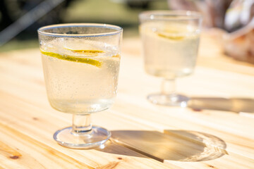 おしゃれなグラスに注がれた蜂蜜レモンが輝くリフレッシュメン