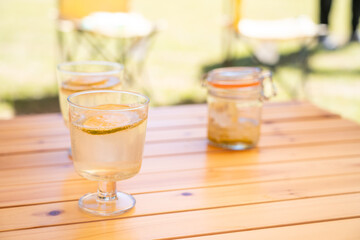 おしゃれなグラスに注がれた蜂蜜レモンが輝くリフレッシュメン