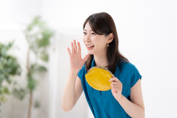 財布を持つ女性