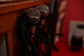 カラオケボックスの壁に掛かるマイクのクローズアップ