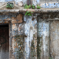 Detalle del deterioro de la estructura de un edificio abandonado.